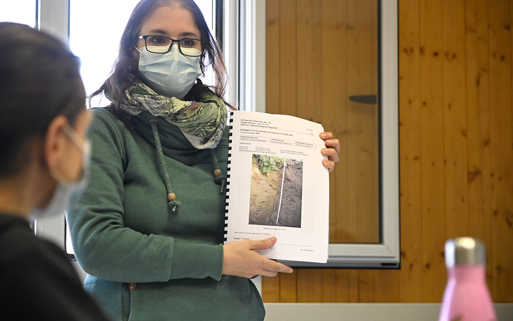 3: «Die meisten Pestizide, die wir heute finden, haben die Bauern eingetragen», meint Umweltbaubegleiterin Simona Brenna.